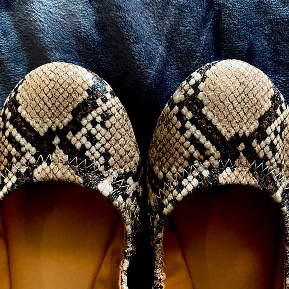 NEW Lucky Brand Dream Snakeskin Flats 6.5 NEW - Picture 2 of 3